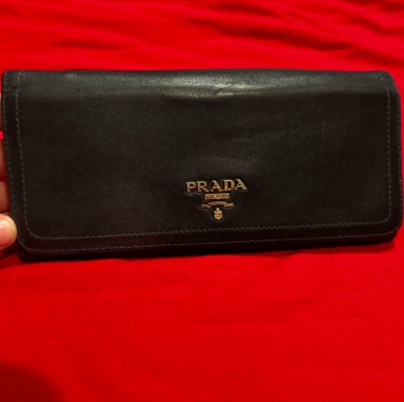 EUC! Gorgeous Prada Leather Wallet - Picture 2 of 15